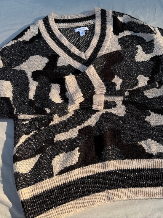 Nine West Sweaters - Nine West Black & Cream V-Neck Sweater - Abstract Knit